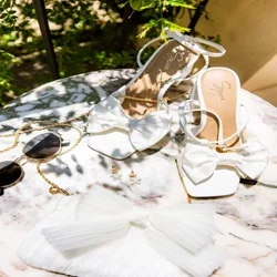 Event guest photo sharing with messages